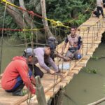 Peduli Masyarakat, Polres Mura Perbaiki Jembatan Gantung Penghubung Desa Bangun Rejo–Sukowarno