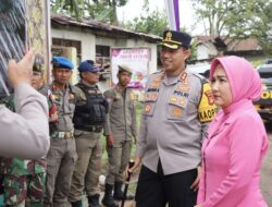 Kapolres Musi Rawas Didampingi Ketua Bhayangkari Cek Pos Pam dan Berikan Tali Asih