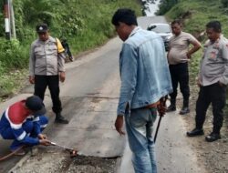 Kapolsek BTS Ulu Turun Langsung Benahi Jembatan Berlubang di Desa Tambangan, Cegah Kecelakaan Berulang