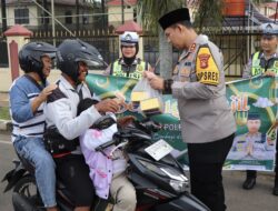 Kapolres dan Wakapolres Mura Bagi Takjil ke Pengguna Jalan,  Berbagi di Bulan Suci Ramadhan