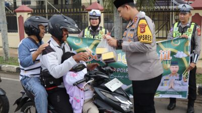 Kapolres dan Wakapolres Mura Bagi Takjil ke Pengguna Jalan,  Berbagi di Bulan Suci Ramadhan
