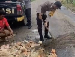 Polsek BTS Ulu Polres Mura Berikan Pelayanan Kepada Masyarakat, Timbun Jalan Yang Berlubang