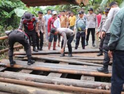 Sukseskan Program BELIDA, Polres Mura Perbaiki Jembatan Sungai Use Desa Pulau Panggung