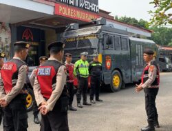 Kapolres Musi Rawas Perintahkan Sat Samapta Terjunkan Water Cannon untuk Menyiram Tanaman dan Jalan