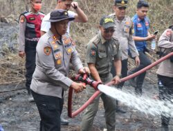 Kapolres Musi Rawas Turun Langsung Kelapangan Padamkan Karhutla di Kawasan Agropolitan