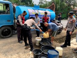Warga Desa Suro SAMBUT ANTUSIAS Bantuan Air Bersih dari Polres Musi Rawas di Tengah Musim Kemarau