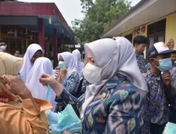 Antisipasi ISPA, Bupati Juga Wabup Musi Rawas Bagikan Masker Gratis di Sekolah dan Pasar