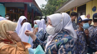 Antisipasi ISPA, Bupati Juga Wabup Musi Rawas Bagikan Masker Gratis di Sekolah dan Pasar