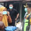 Kapolres Musi Rawas Terjun Langsung Pimpin Pengaturan Lalu Lintas Pagi dan Bagikan Masker