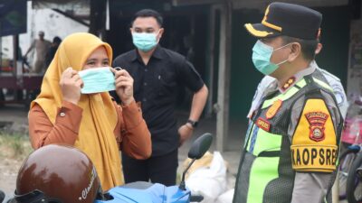 Kapolres Musi Rawas Terjun Langsung Pimpin Pengaturan Lalu Lintas Pagi dan Bagikan Masker