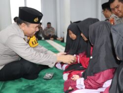 Kapolres Musi Rawas Berikan Tali Asih kepada Santri Pondok Tahfizh Masjid Agung